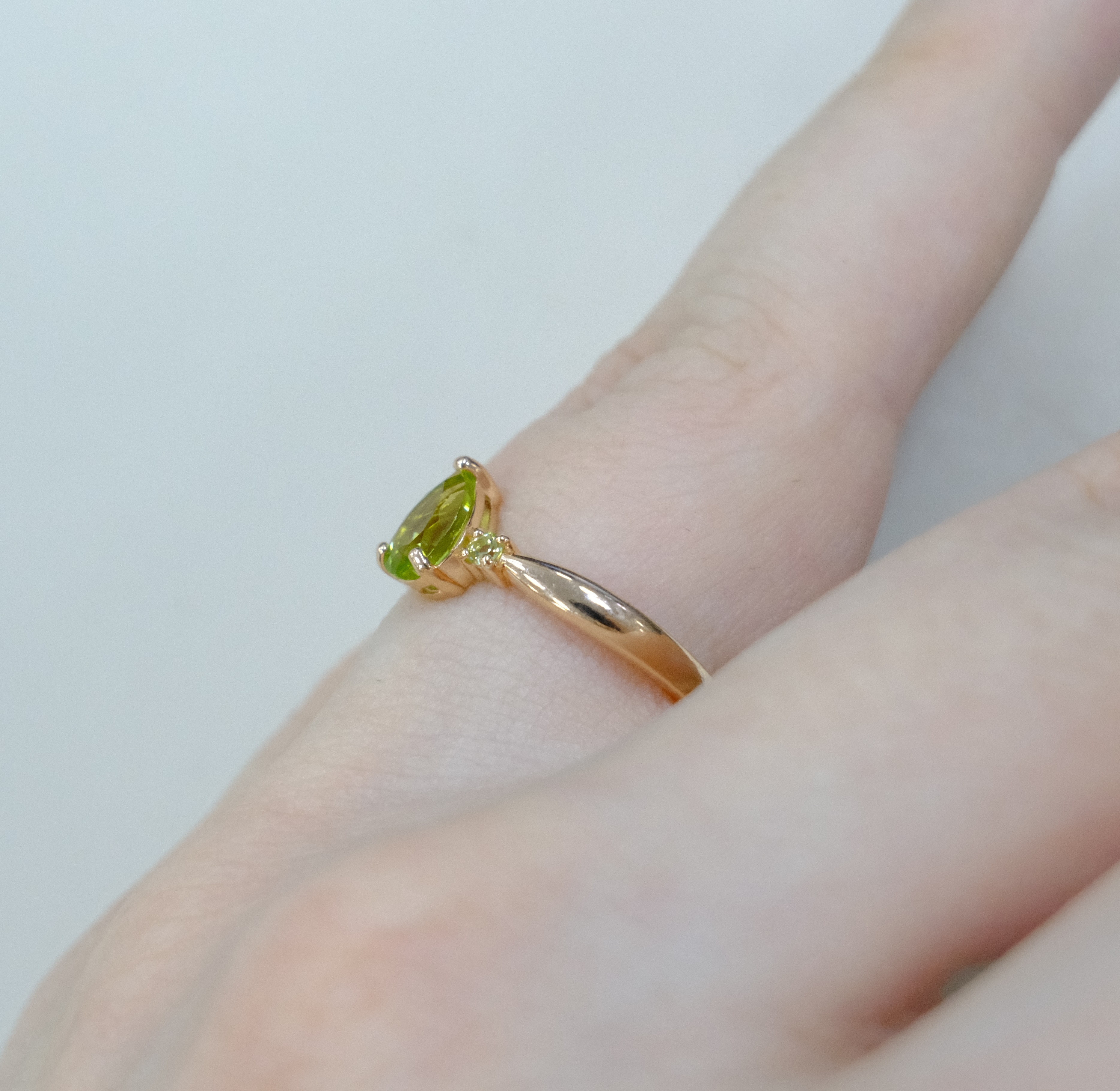 Серебряное кольцо с хризолитом